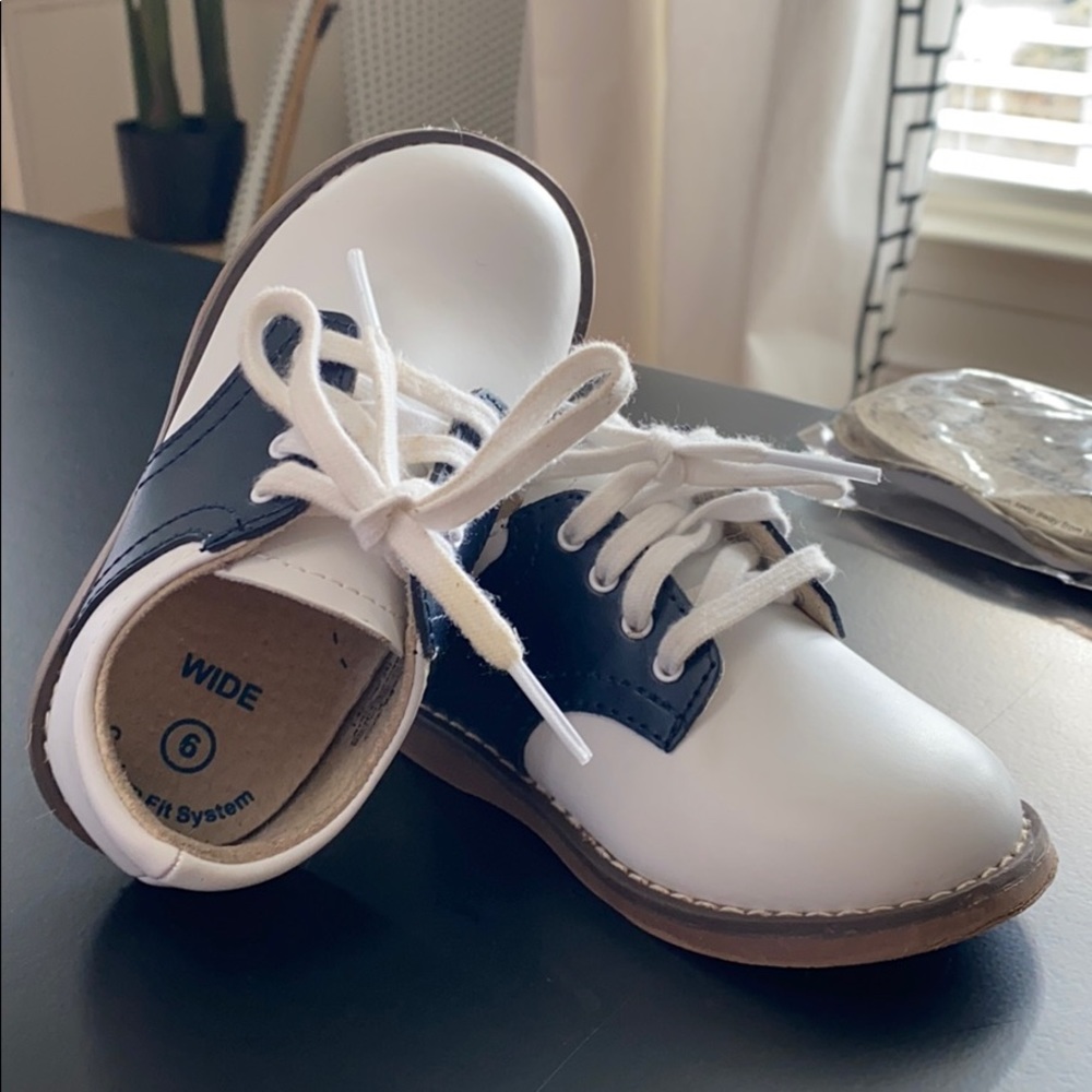 Footmates saddle shoes size 6